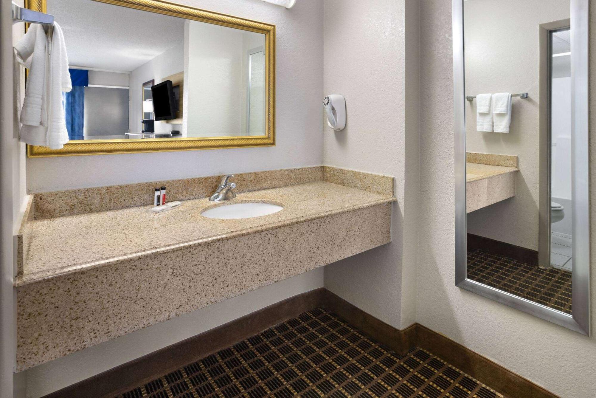 Days Inn By Wyndham Waycross Exteriör bild